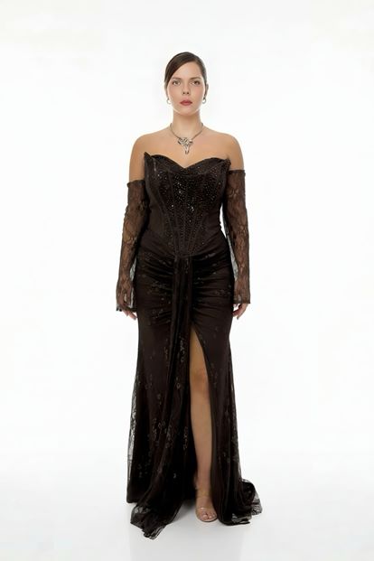 فستان سهرة بني اللون مطرز بالخرز والدانتيل بمقاسات كبيرة